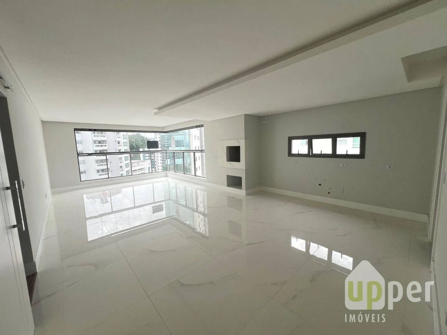 Apartamento à venda com 3 quartos, sendo 3 suítes, 2 vagas, 140m² na região do bairro Victor Konder, próximo à Rua Victor Konder, Blumenau
