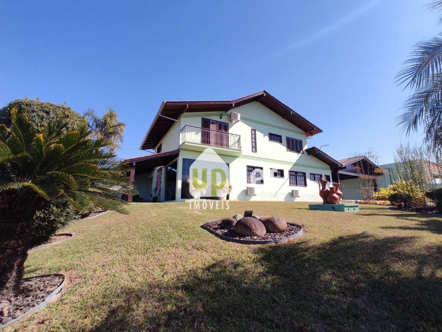 Casa à venda com 4 quartos, sendo 1 suíte, 2 vagas, 320m² na região do bairro Itoupava Central, próximo à Rua Rudolfo Walter, Blumenau