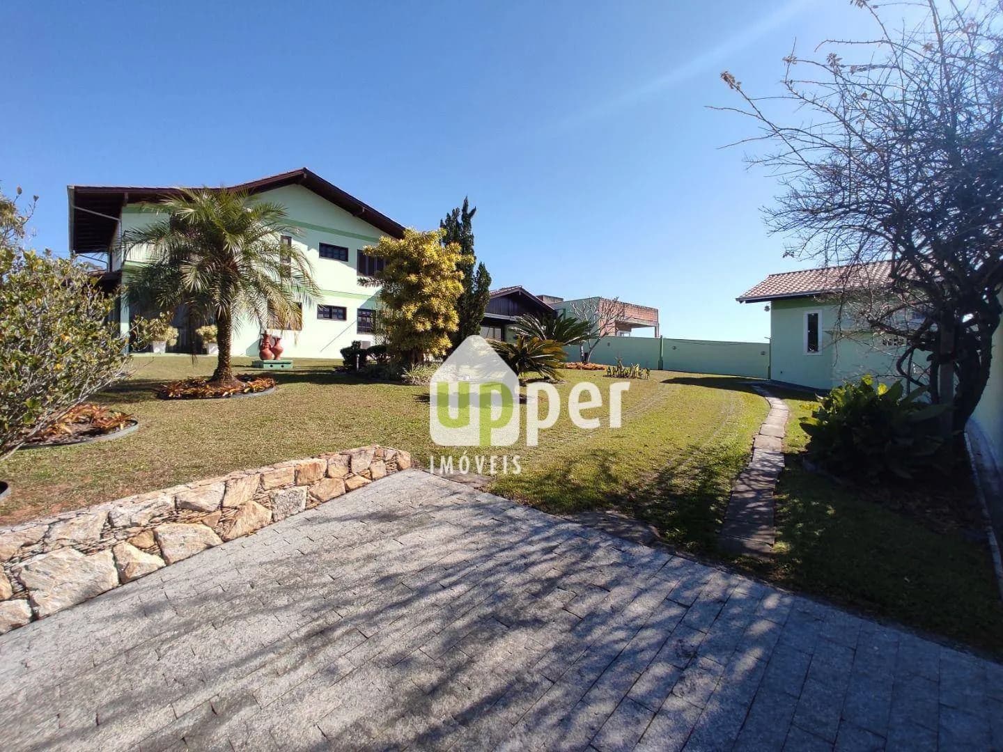 Casa à venda com 4 quartos, sendo 1 suíte, 2 vagas, 320m² na região do bairro Itoupava Central, próximo à Rua Rudolfo Walter, Blumenau