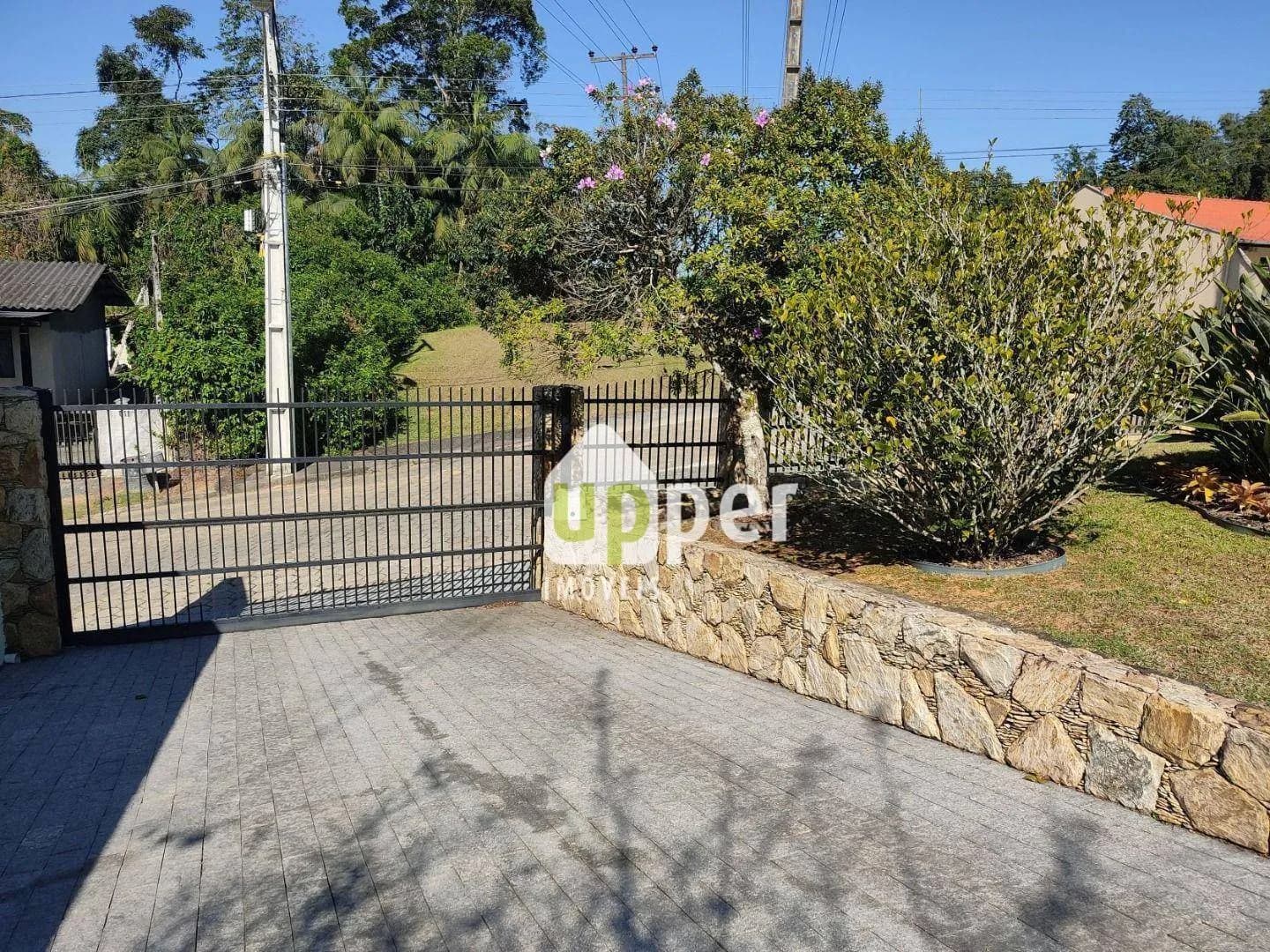 Casa à venda com 4 quartos, sendo 1 suíte, 2 vagas, 320m² na região do bairro Itoupava Central, próximo à Rua Rudolfo Walter, Blumenau