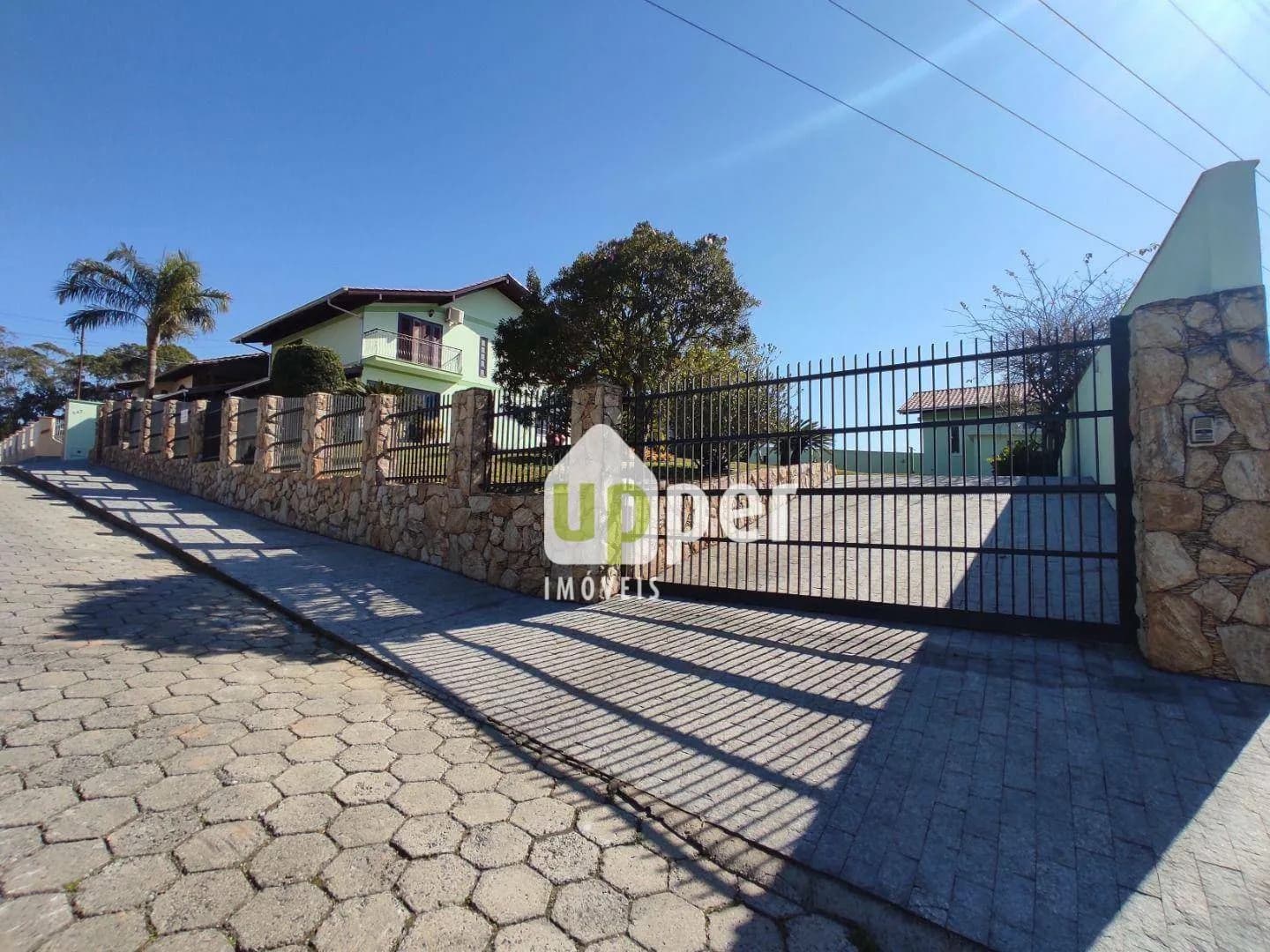 Casa à venda com 4 quartos, sendo 1 suíte, 2 vagas, 320m² na região do bairro Itoupava Central, próximo à Rua Rudolfo Walter, Blumenau