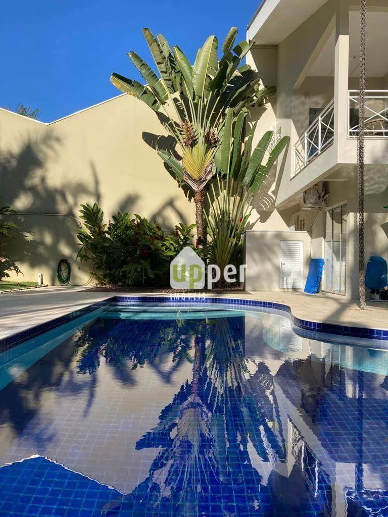 Casa à venda com 6 quartos, sendo 5 suítes, 7 vagas, 525m² na região do bairro Boa Vista, próximo à Rua Carlos Rischbieter, Blumenau