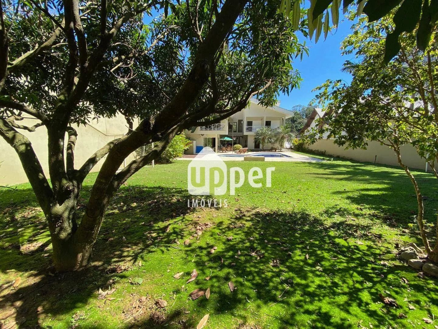 Casa à venda com 6 quartos, sendo 5 suítes, 7 vagas, 525m² na região do bairro Boa Vista, próximo à Rua Carlos Rischbieter, Blumenau