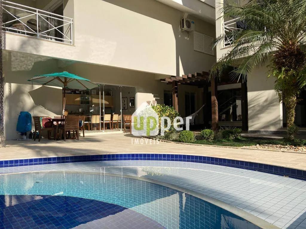 Casa à venda com 6 quartos, sendo 5 suítes, 7 vagas, 525m² na região do bairro Boa Vista, próximo à Rua Carlos Rischbieter, Blumenau