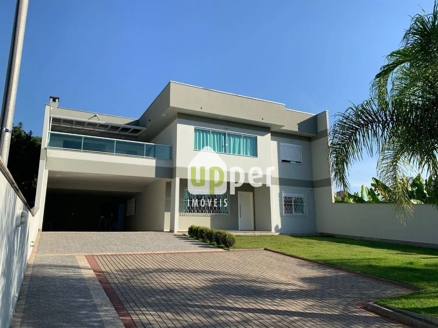 Casa à venda com 5 quartos, sendo 2 suítes, 8 vagas, 367m² na região do bairro Garcia, próximo à Rua Amazonas, Blumenau