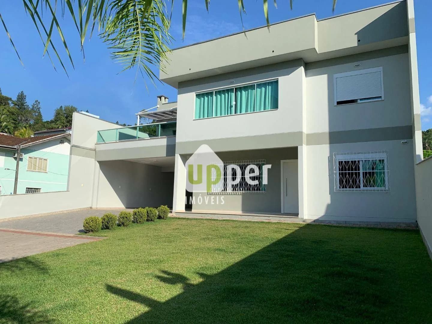 Casa à venda com 5 quartos, sendo 2 suítes, 8 vagas, 367m² na região do bairro Garcia, próximo à Rua Amazonas, Blumenau