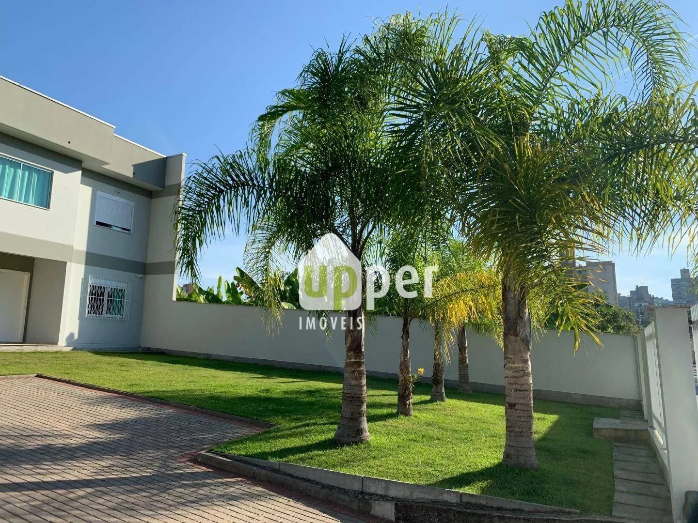 Casa à venda com 5 quartos, sendo 2 suítes, 8 vagas, 367m² na região do bairro Garcia, próximo à Rua Amazonas, Blumenau