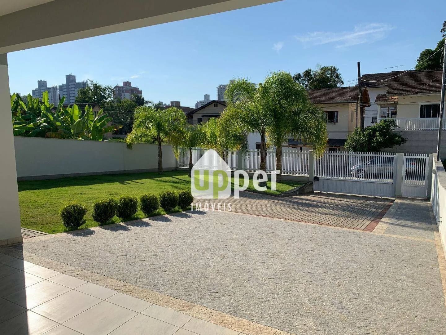 Casa à venda com 5 quartos, sendo 2 suítes, 8 vagas, 367m² na região do bairro Garcia, próximo à Rua Amazonas, Blumenau