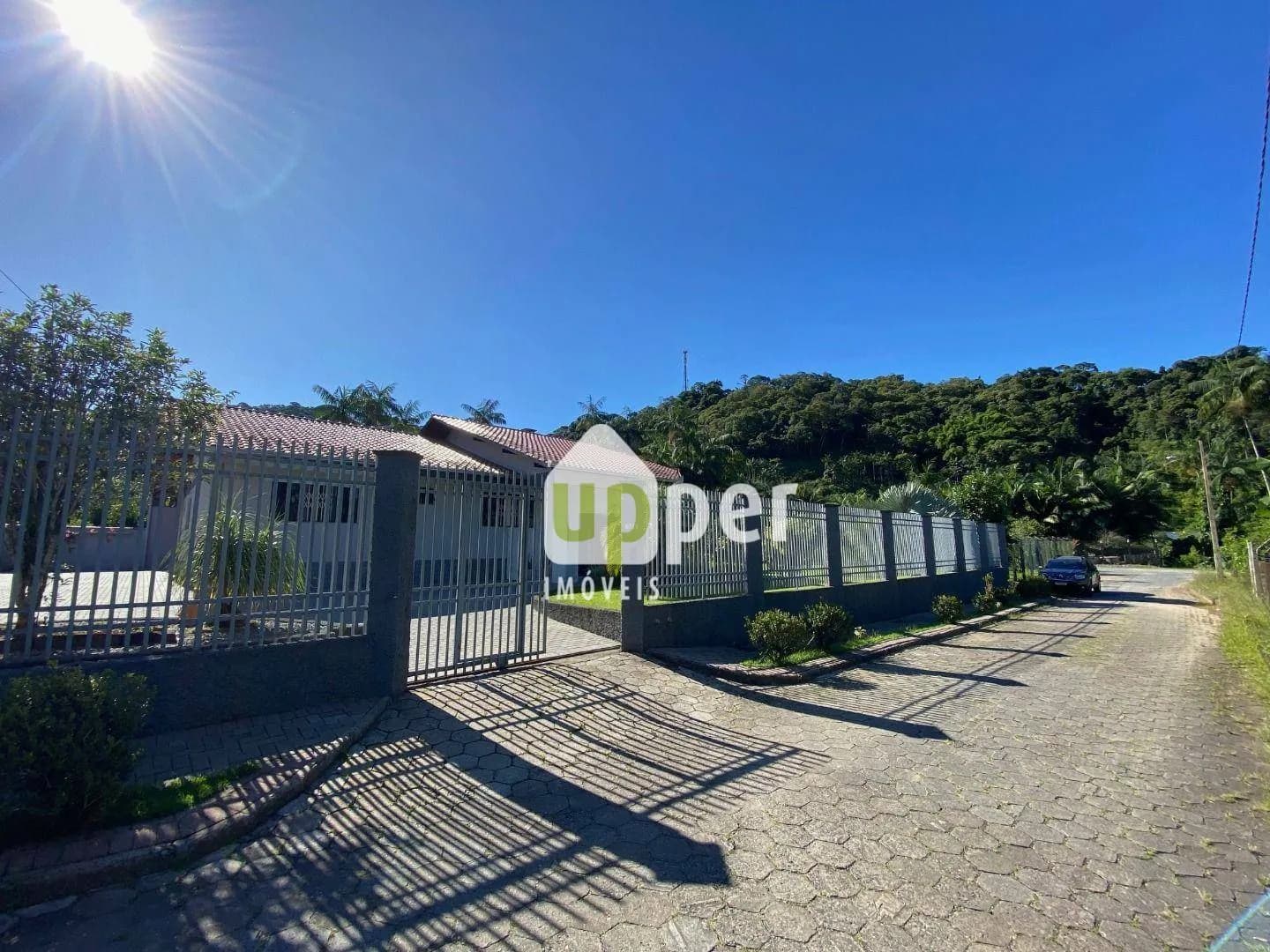 Casa à venda com 3 quartos, sendo 3 suítes, 10 vagas, 250m² na região do bairro Progresso, próximo à Rua Emílio Tallmann, Blumenau