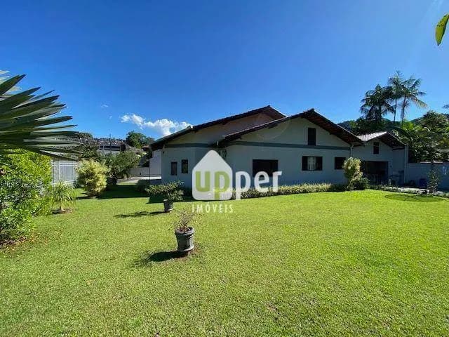 Casa à venda com 3 quartos, sendo 3 suítes, 10 vagas, 250m² na região do bairro Progresso, próximo à Rua Emílio Tallmann, Blumenau