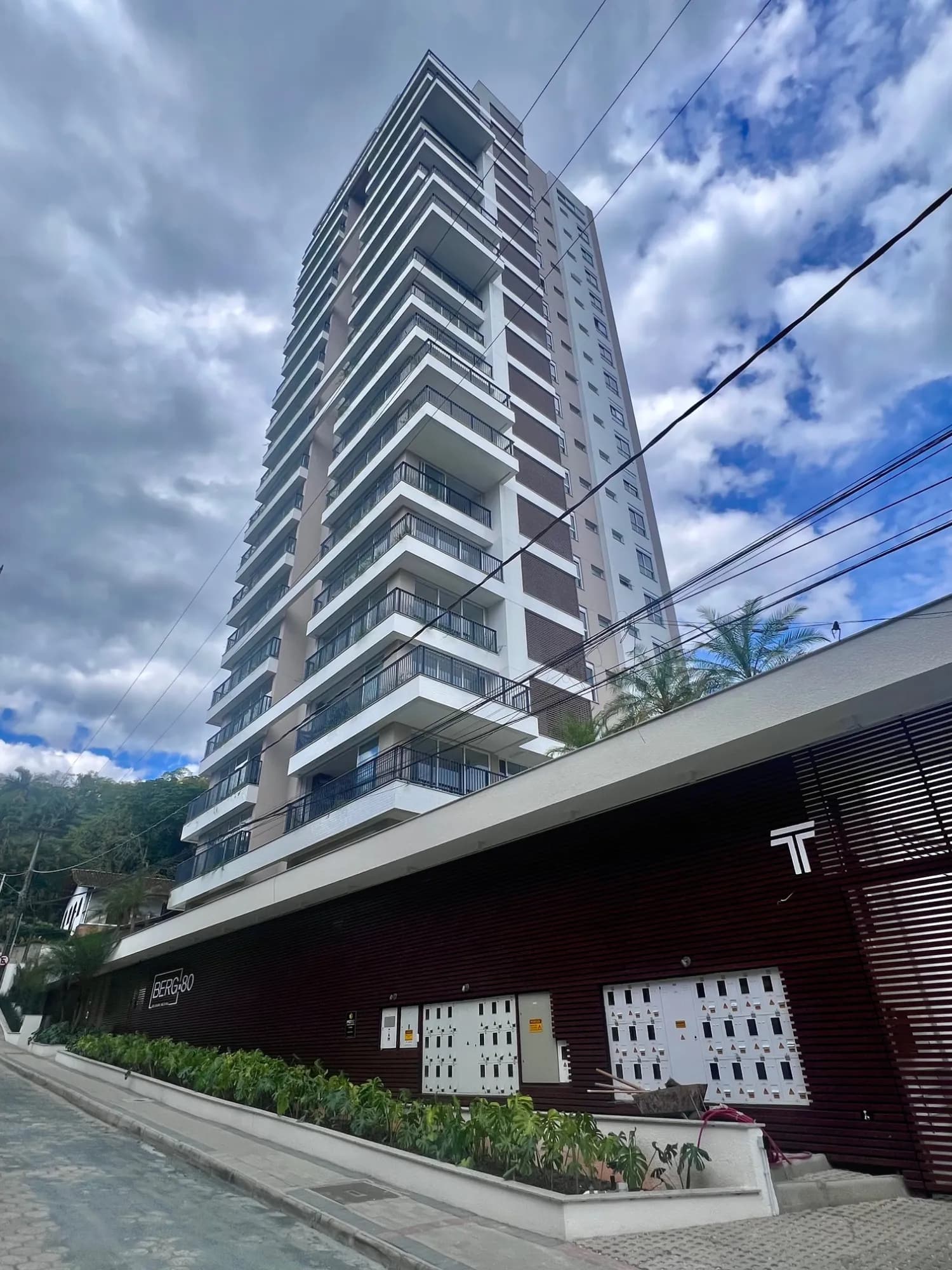 Apartamento à venda com 3 quartos, sendo 3 suítes, 3 vagas, 137m² na região do bairro Vila Nova, próximo à Rua Clara Persuhn, Blumenau