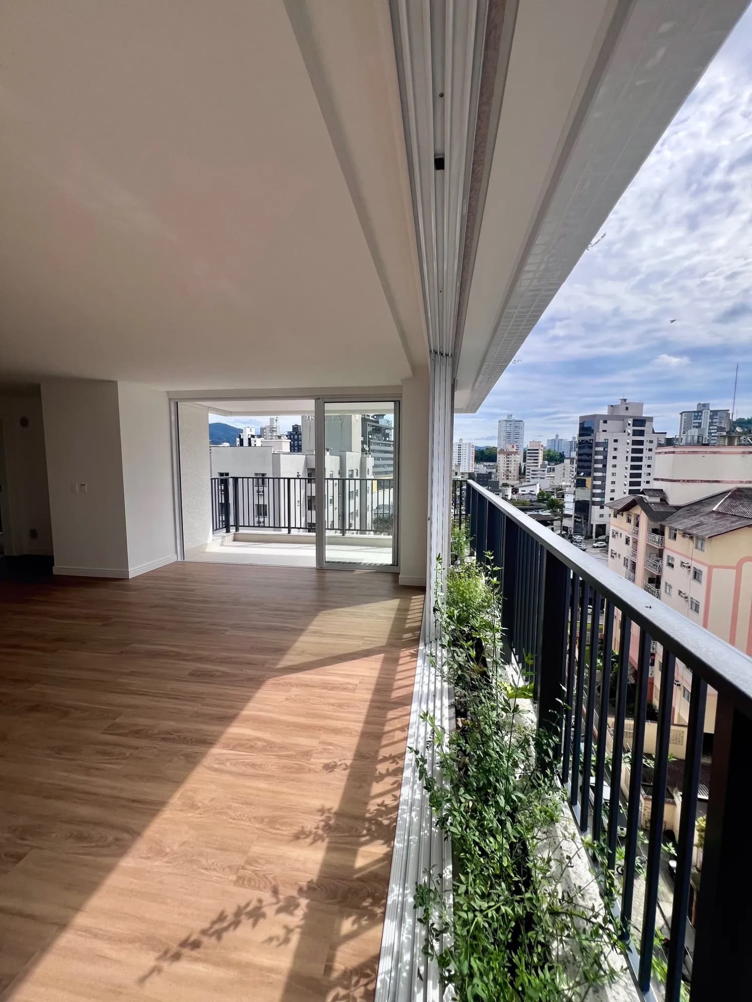 Apartamento à venda com 3 quartos, sendo 3 suítes, 3 vagas, 137m² na região do bairro Vila Nova, próximo à Rua Clara Persuhn, Blumenau
