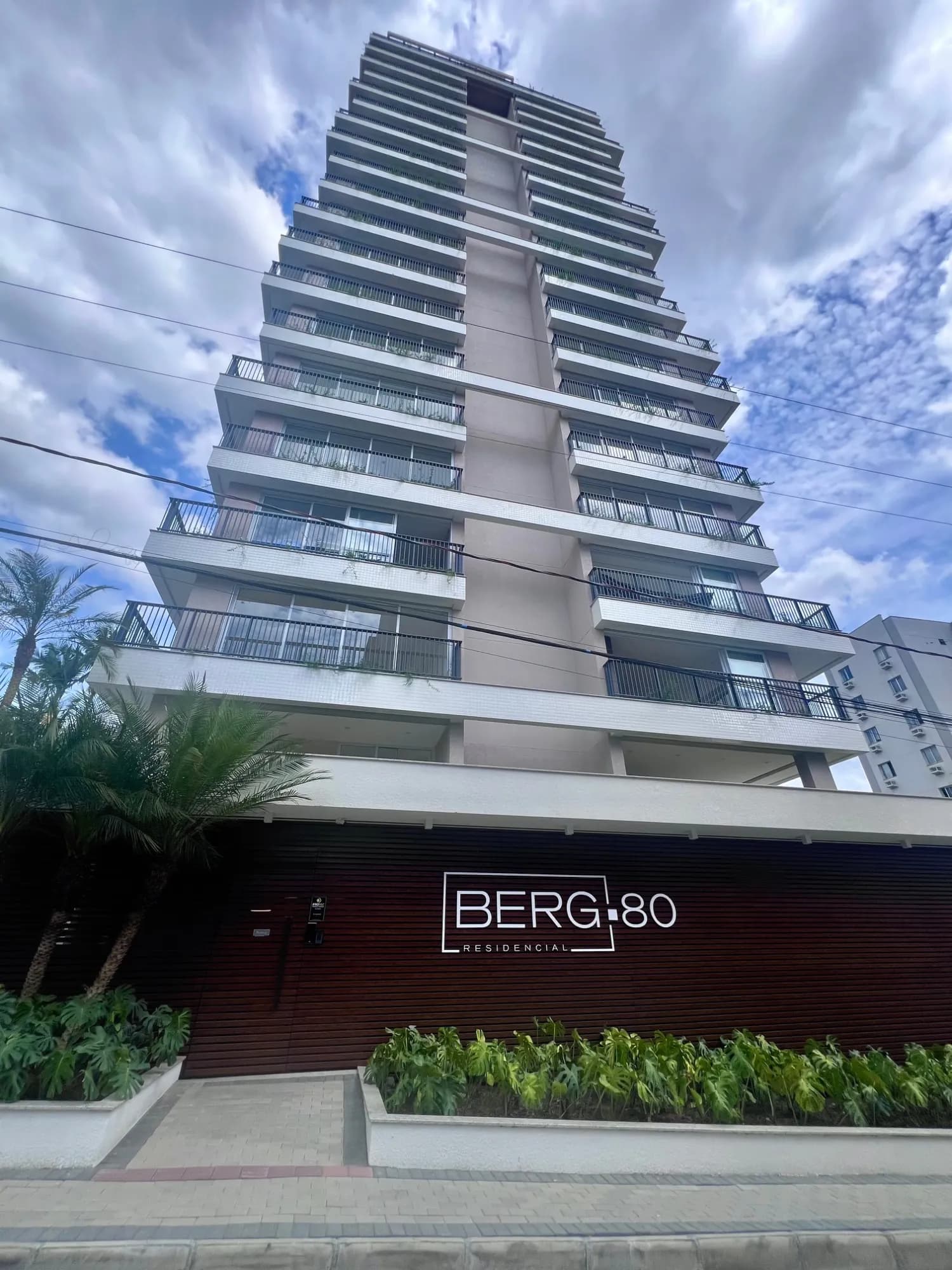 Apartamento à venda com 3 quartos, sendo 3 suítes, 3 vagas, 137m² na região do bairro Vila Nova, próximo à Rua Clara Persuhn, Blumenau