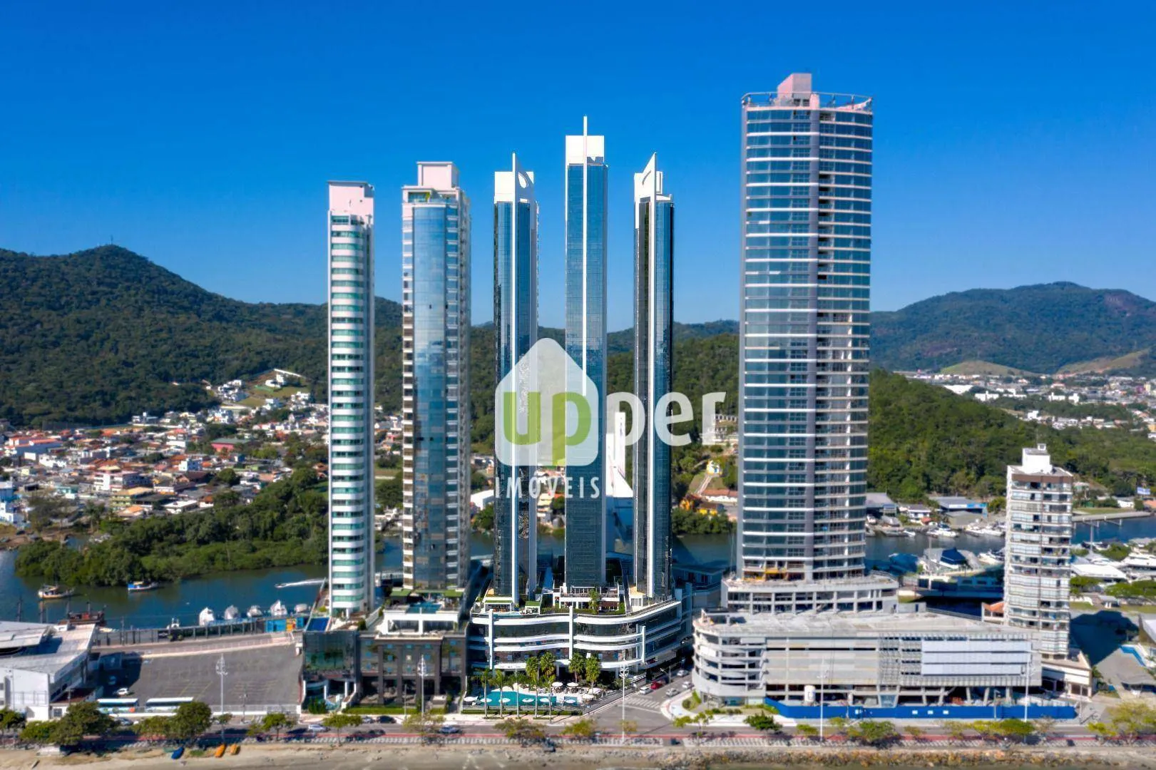 Foto de Apartamento à venda com 4 quartos, sendo 4 suítes, 4 vagas, 238m² no Centro, Balneário Camboriú