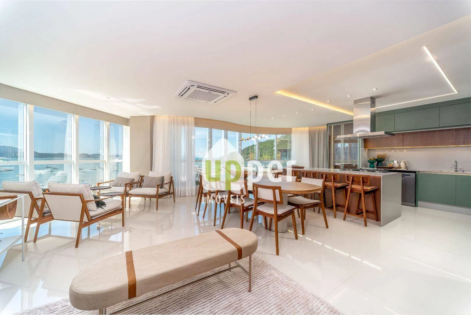 Foto de Apartamento à venda com 4 quartos, sendo 4 suítes, 4 vagas, 238m² no Centro, Balneário Camboriú