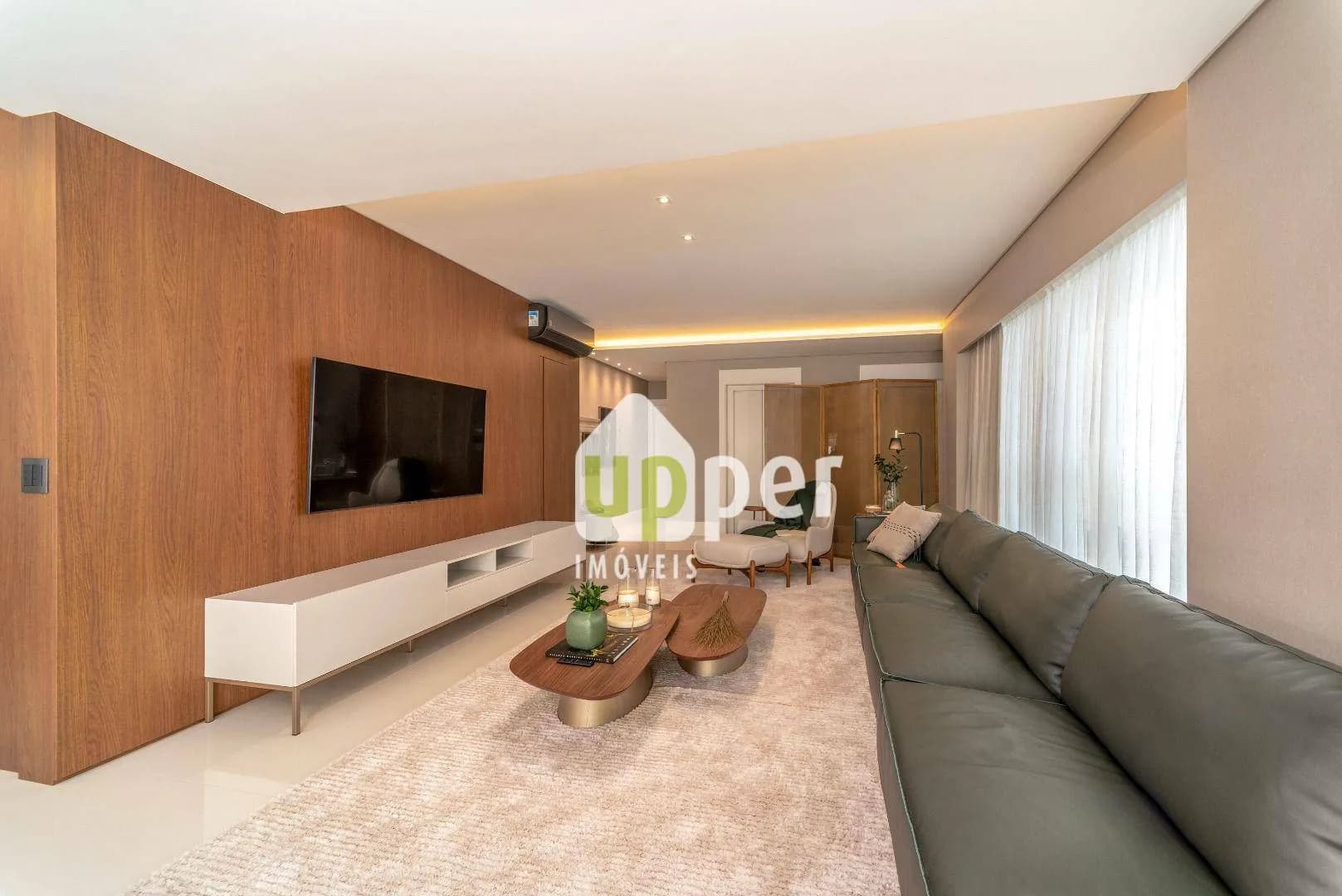 Apartamento à venda com 4 quartos, sendo 4 suítes, 4 vagas, 238m² na região do bairro Centro, próximo à Avenida Atlântica, Balneário Camboriú