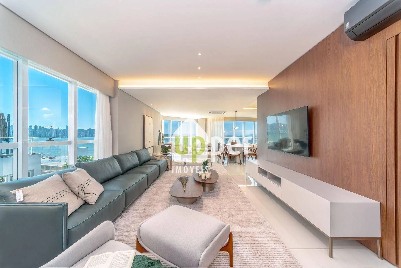 Apartamento à venda com 4 quartos, sendo 4 suítes, 4 vagas, 238m² na região do bairro Centro, próximo à Avenida Atlântica, Balneário Camboriú