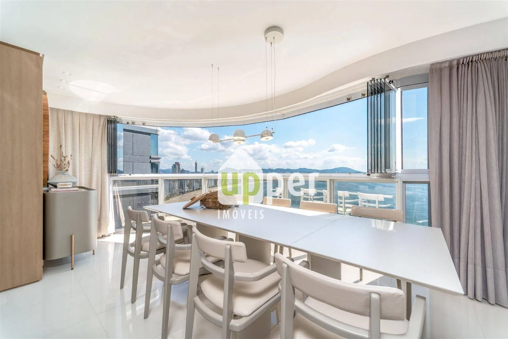 Apartamento à venda com 4 quartos, sendo 4 suítes, 4 vagas, 233m² na região do bairro Centro, próximo à Avenida Atlântica, Balneário Camboriú