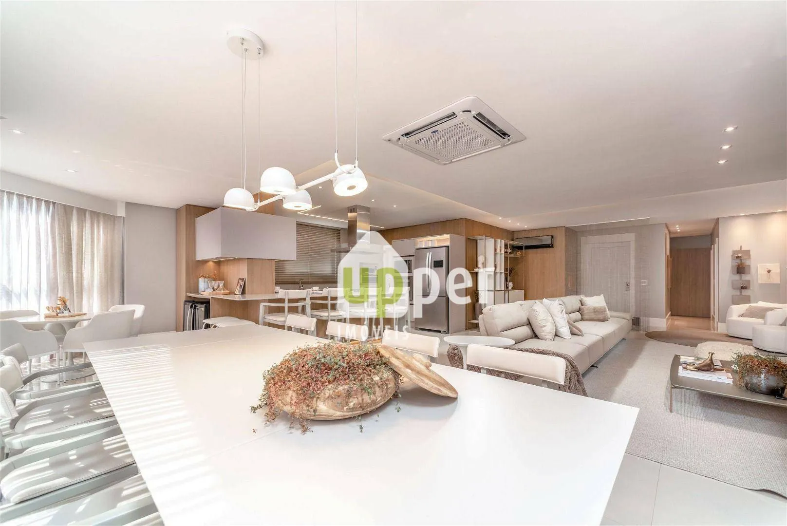 Apartamento à venda com 4 quartos, sendo 4 suítes, 4 vagas, 233m² na região do bairro Centro, próximo à Avenida Atlântica, Balneário Camboriú