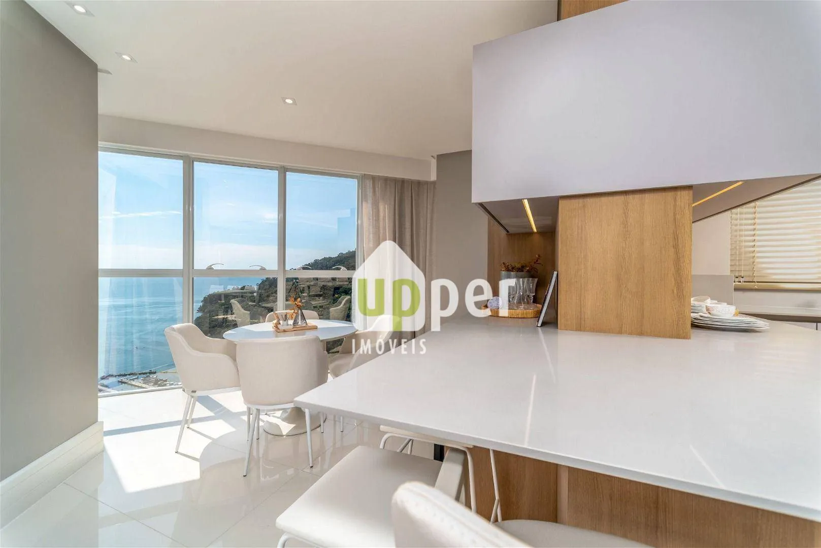 Apartamento à venda com 4 quartos, sendo 4 suítes, 4 vagas, 233m² na região do bairro Centro, próximo à Avenida Atlântica, Balneário Camboriú