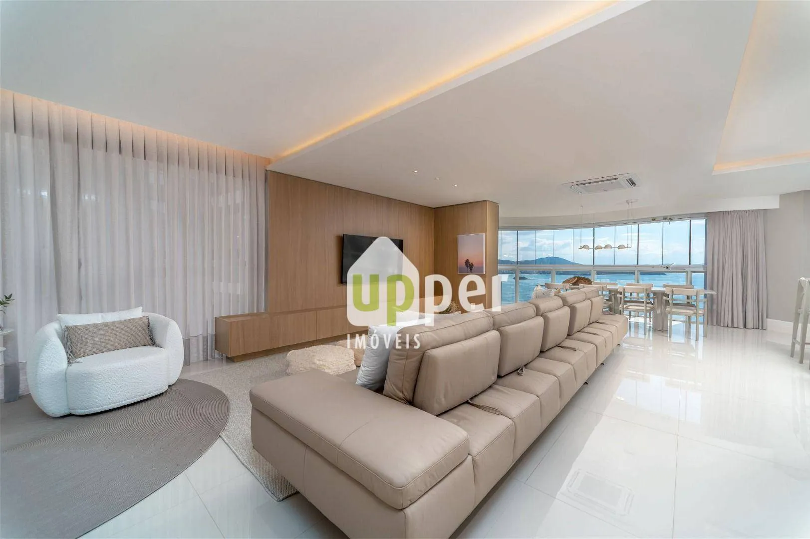 Apartamento à venda com 4 quartos, sendo 4 suítes, 4 vagas, 233m² na região do bairro Centro, próximo à Avenida Atlântica, Balneário Camboriú