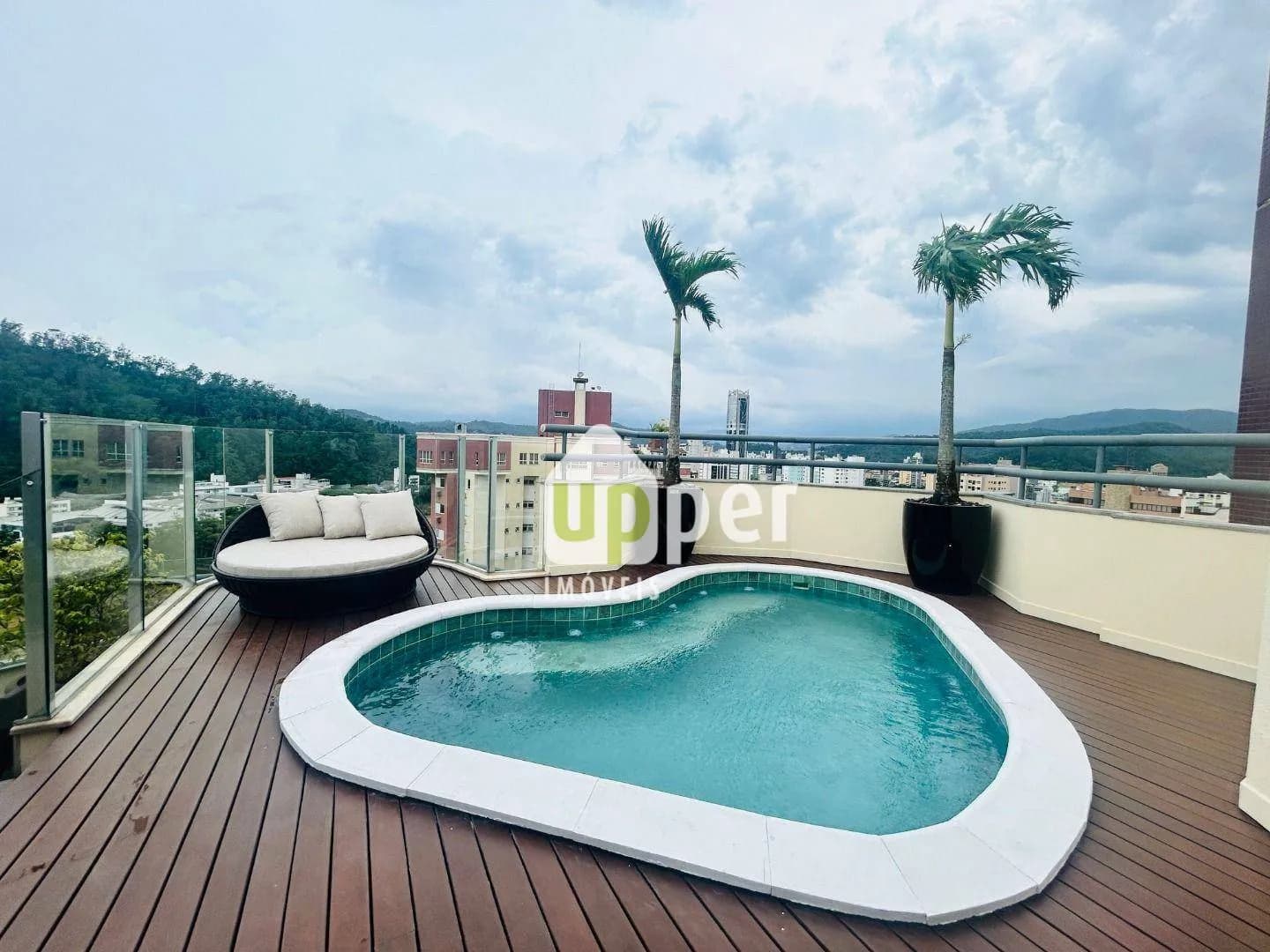 Apartamento à venda com 5 quartos, sendo 5 suítes, 4 vagas, 570m² na região do bairro Ponta Aguda, próximo à Rua Chile, Blumenau