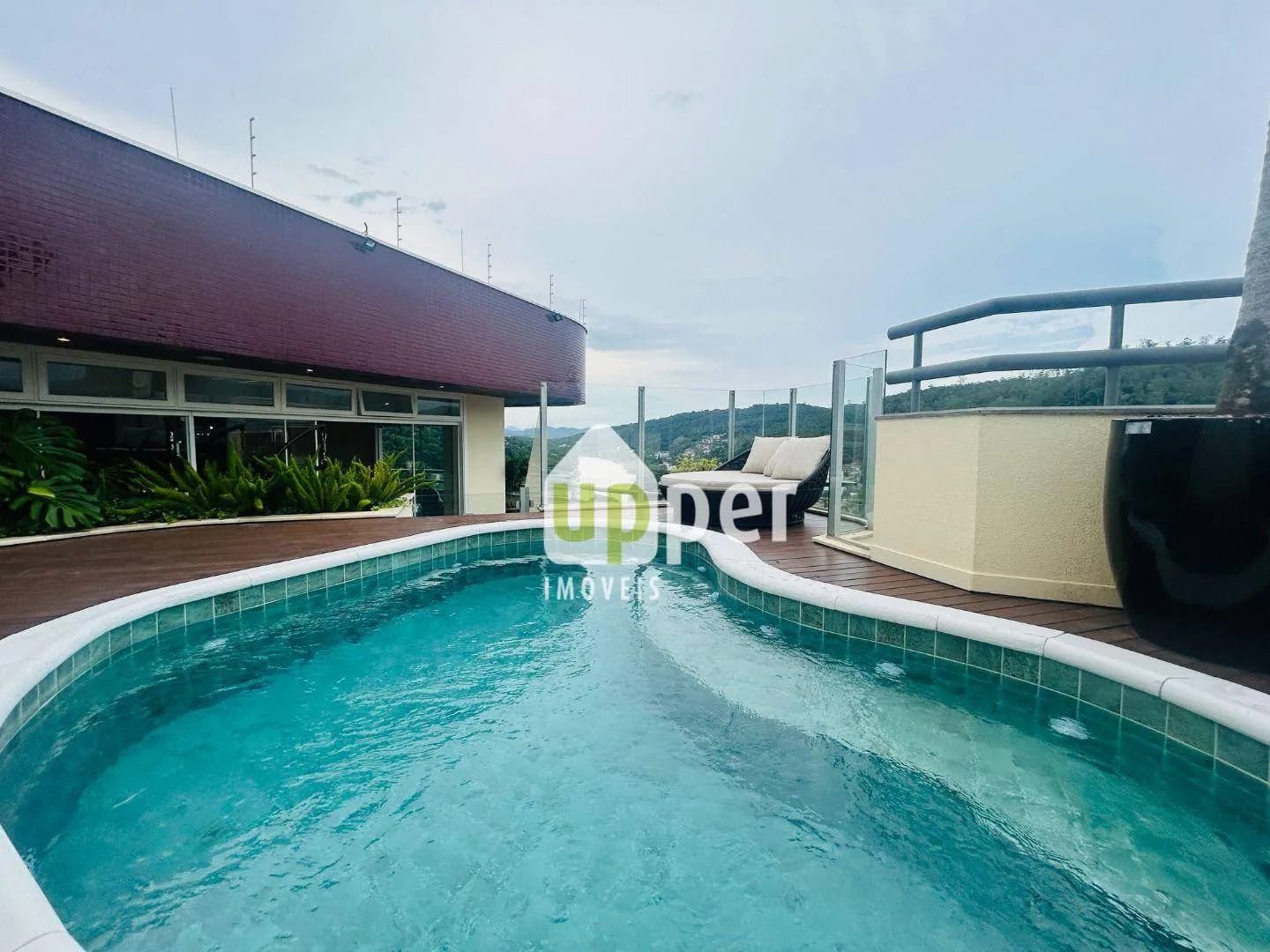 Apartamento à venda com 5 quartos, sendo 5 suítes, 4 vagas, 570m² na região do bairro Ponta Aguda, próximo à Rua Chile, Blumenau