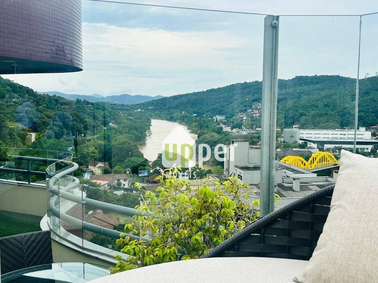 Apartamento à venda com 5 quartos, sendo 5 suítes, 4 vagas, 570m² na região do bairro Ponta Aguda, próximo à Rua Chile, Blumenau