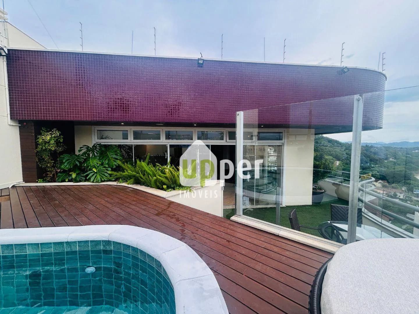 Apartamento à venda com 5 quartos, sendo 5 suítes, 4 vagas, 570m² na região do bairro Ponta Aguda, próximo à Rua Chile, Blumenau