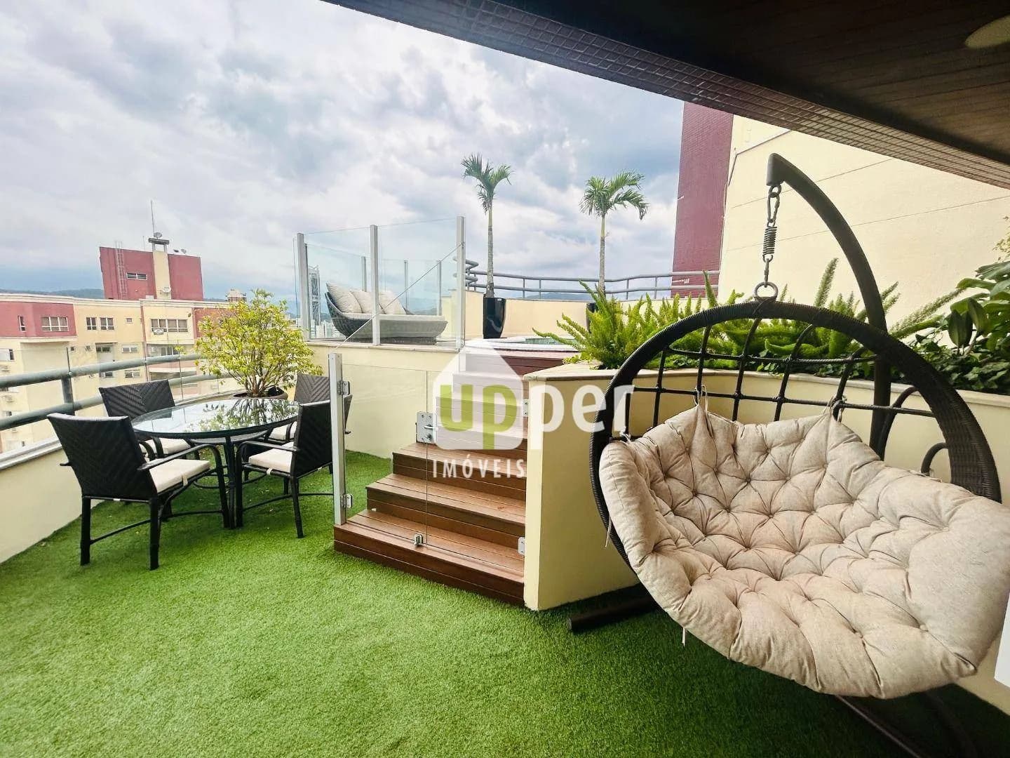 Apartamento à venda com 5 quartos, sendo 5 suítes, 4 vagas, 570m² na região do bairro Ponta Aguda, próximo à Rua Chile, Blumenau