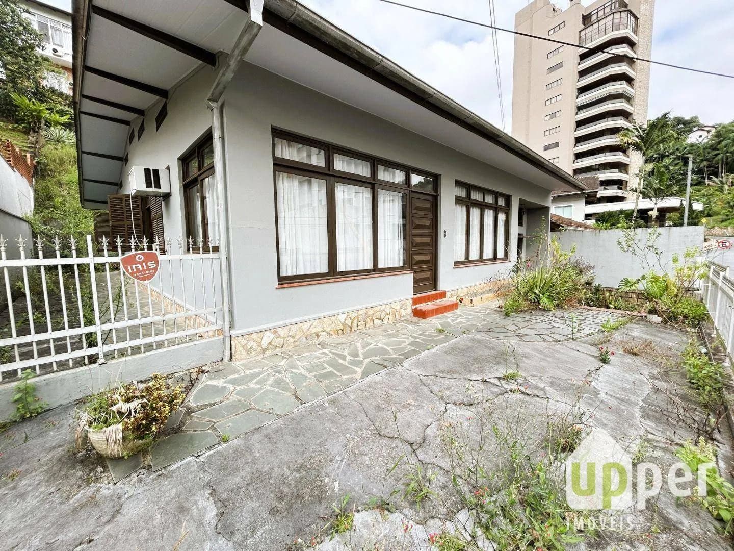 Casa à venda com 2 quartos, 1 vaga, 186m² na região do bairro Jardim Blumenau, próximo à Rua Pastor Stutzer, Blumenau