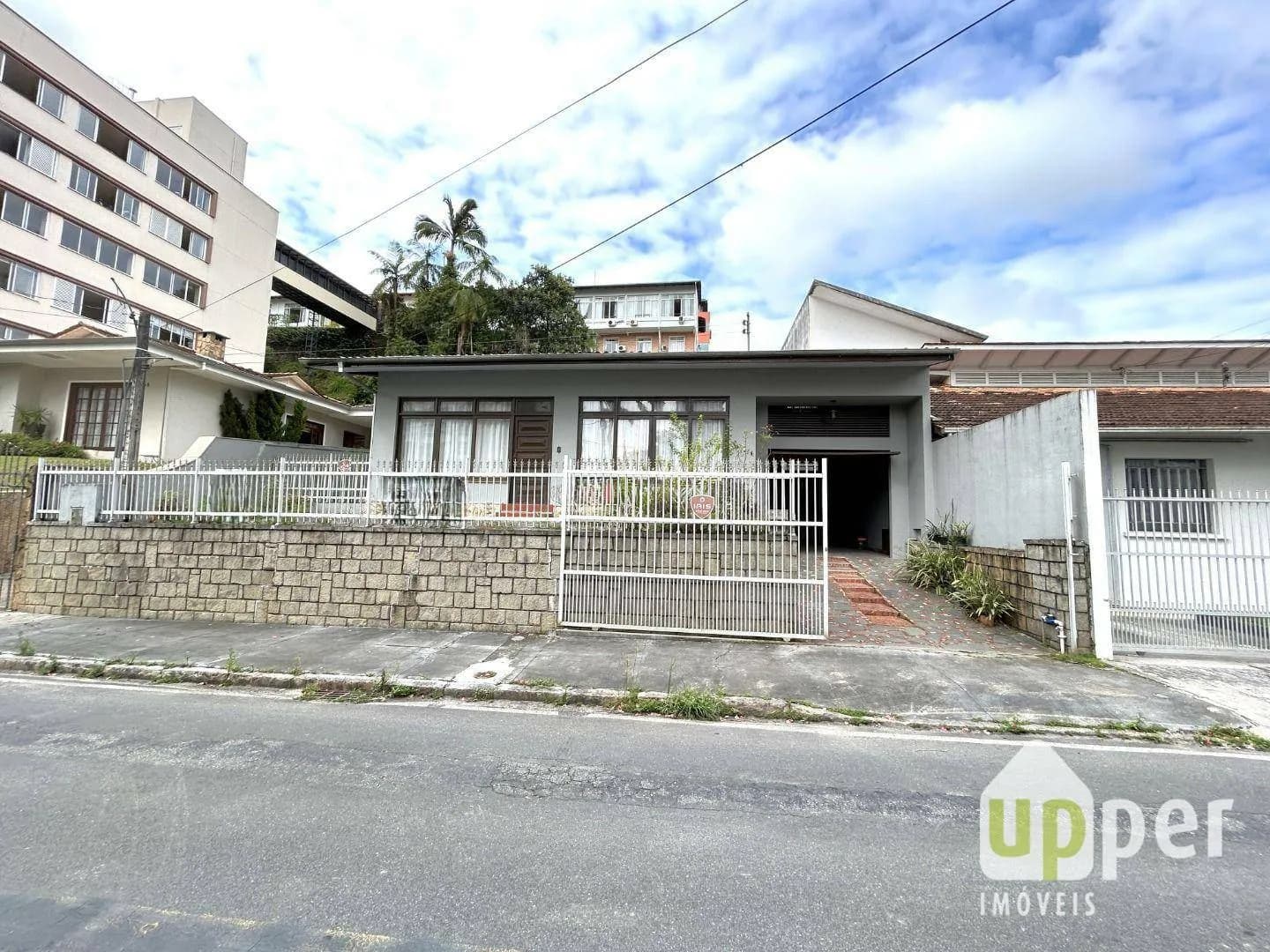 Casa à venda com 2 quartos, 1 vaga, 186m² na região do bairro Jardim Blumenau, próximo à Rua Pastor Stutzer, Blumenau