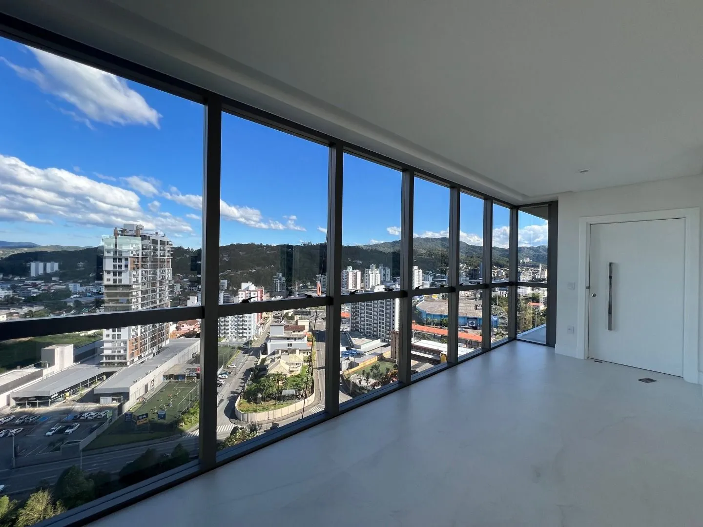 Apartamento à venda com 3 quartos, sendo 3 suítes, 3 vagas, 174m² na região do bairro Victor Konder, próximo à Rua Heinrich Hosang, Blumenau