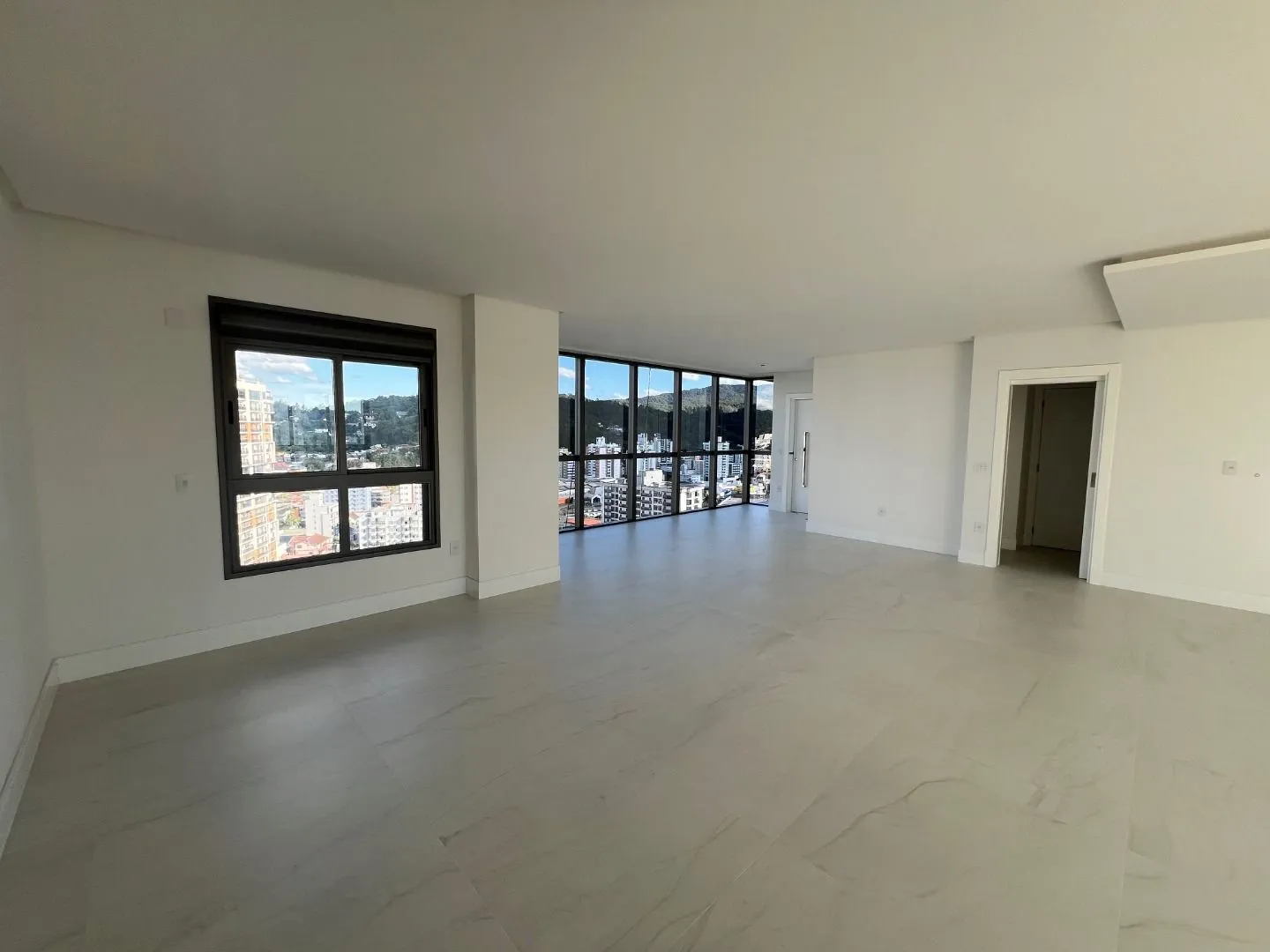 Apartamento à venda com 3 quartos, sendo 3 suítes, 3 vagas, 174m² na região do bairro Victor Konder, próximo à Rua Heinrich Hosang, Blumenau