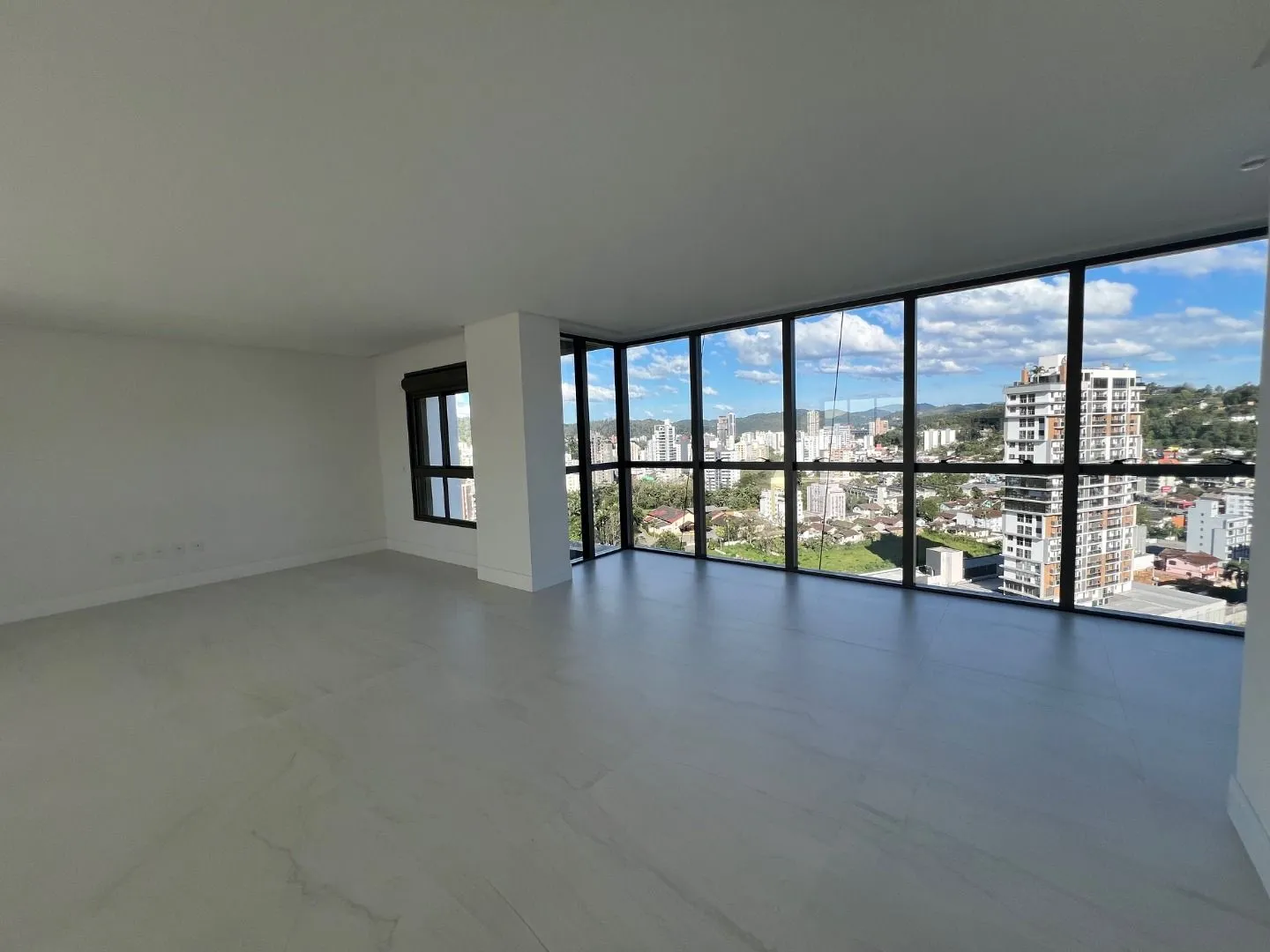 Apartamento à venda com 3 quartos, sendo 3 suítes, 3 vagas, 174m² na região do bairro Victor Konder, próximo à Rua Heinrich Hosang, Blumenau