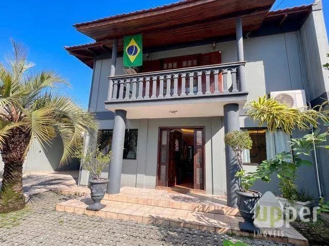 Casa à venda com 4 quartos, sendo 1 suíte, 4 vagas, 303m² na região do bairro Água Verde, próximo à Rua General Osório, Blumenau