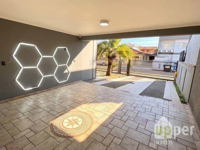 Casa à venda com 4 quartos, sendo 1 suíte, 4 vagas, 303m² na região do bairro Água Verde, próximo à Rua General Osório, Blumenau