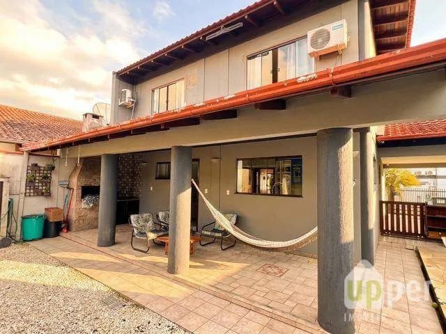 Casa à venda com 4 quartos, sendo 1 suíte, 4 vagas, 303m² na região do bairro Água Verde, próximo à Rua General Osório, Blumenau