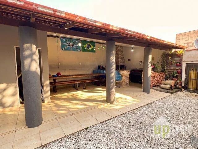 Casa à venda com 4 quartos, sendo 1 suíte, 4 vagas, 303m² na região do bairro Água Verde, próximo à Rua General Osório, Blumenau